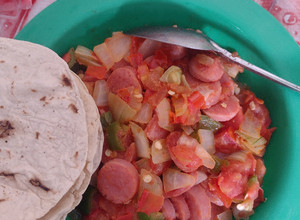 Una foto de Salchichas a la mexicana con puré de tomate🍅😋😋