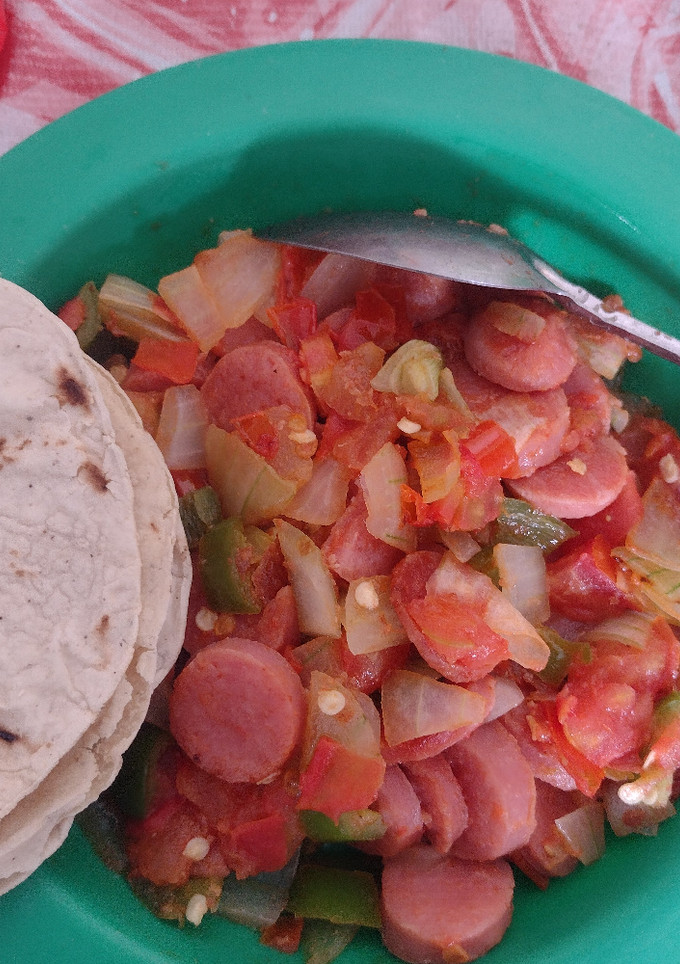 Una foto de Salchichas a la mexicana con puré de tomate🍅😋😋