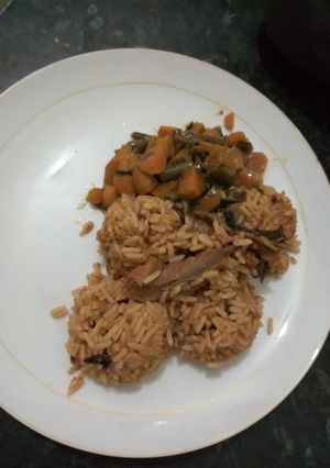 A picture of Grandmas jollof rice with dry fish.