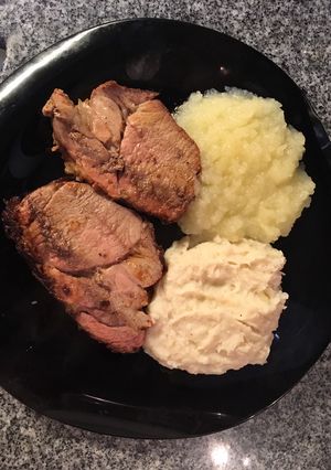 Una foto de Bondiola de cerdo a la mostaza con puré de manzana y puré de papas