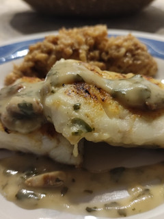 Una foto de Merluza de Pincho en Salsa Verde con Quinoa en Salsa Yakiniku