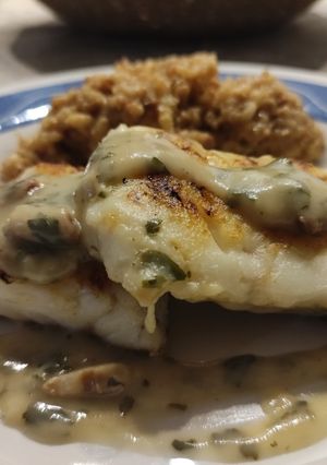 Una foto de Merluza de Pincho en Salsa Verde con Quinoa en Salsa Yakiniku