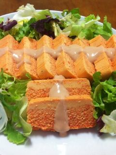 Una foto de Pastel de piquillos y palitos de cangrejo