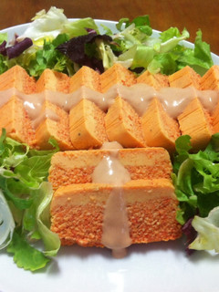 Una foto de Pastel de piquillos y palitos de cangrejo