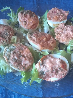 Una foto de Huevos Rellenos de Atún y Surimi