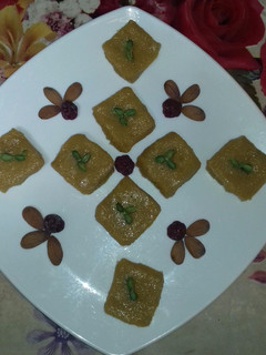 मैंगो फ्लेवर कोकोनट बर्फी (mango flavour Coconut Burfi recipe in hindi) रेसिपी मुख्य फोटो