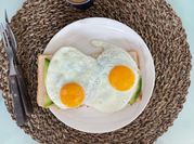 Una foto de pan tostado con aguacate