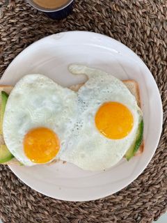 Una foto de Avocado toast - pan tostado con aguacate y huevo