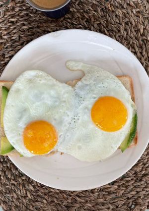 Una foto de Avocado toast - pan tostado con aguacate y huevo
