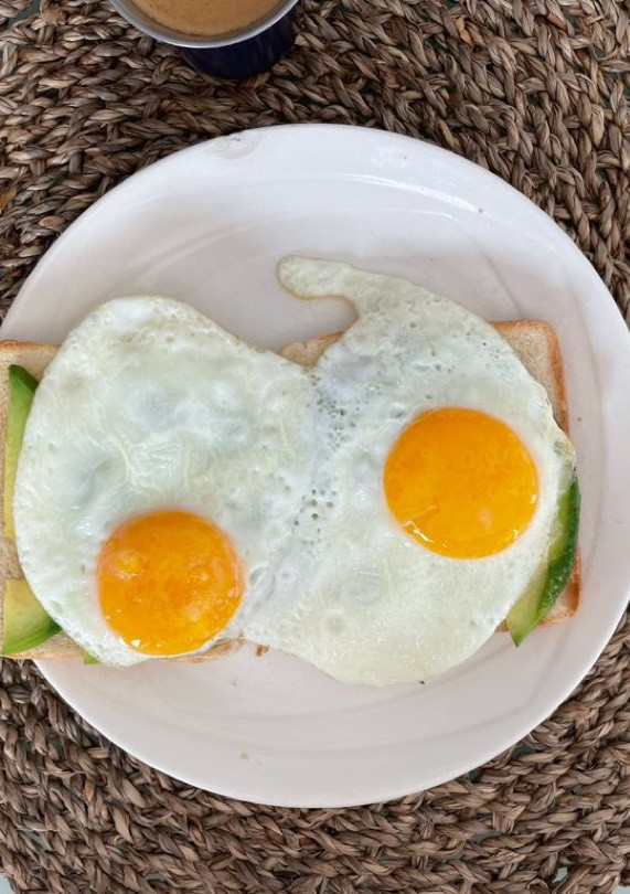 Una foto de Avocado toast - pan tostado con aguacate y huevo