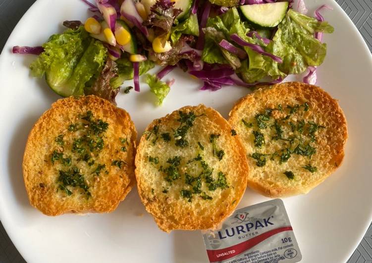 Cara Mudah Menyiapkan Salad Sayur Dressing Olive Oil with Garlic Bread Super Lezat