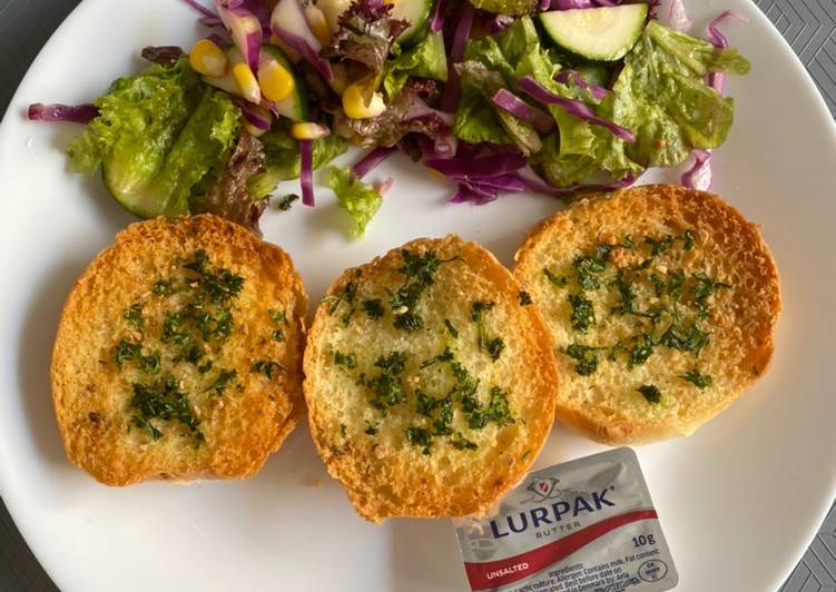 Masakan Populer Salad Sayur Dressing Olive Oil with Garlic Bread Enak Sederhana