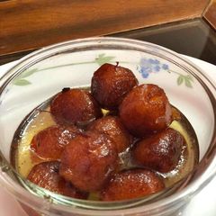 A picture of Gulab Jamun.
