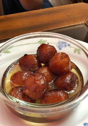 A picture of Gulab Jamun.