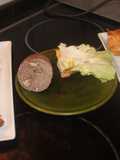 Cruasanes con embutido de carne picada y lechuga