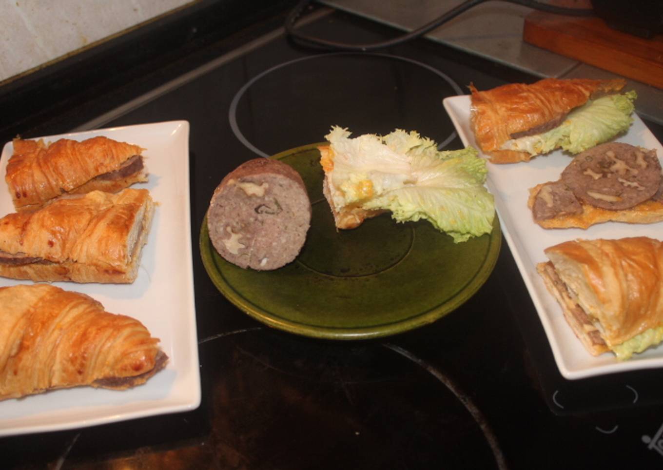 Cruasanes con embutido de carne picada y lechuga