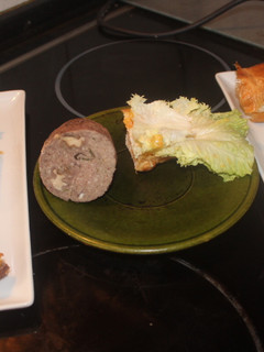 Una foto de Cruasanes con embutido de carne picada y lechuga