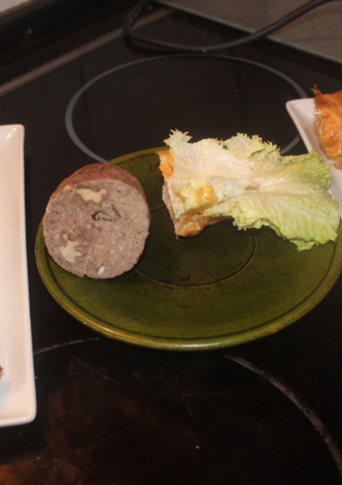Una foto de Cruasanes con embutido de carne picada y lechuga