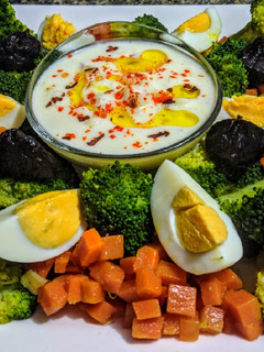 Una foto de ENSALADA De Brócoli con Salsa Tzatziki...! 😋