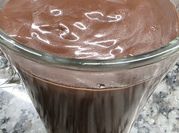 Una foto de mugcake de cacao amargo