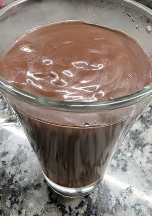 Una foto de Chocolate caliente espeso en taza (saludable y exquisito)