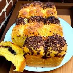 A picture of Roti Labu Kuning.