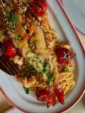 Esparguete com camarão, tomate assado e filete de peixe