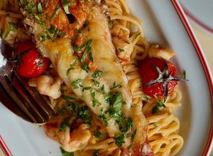 Foto de Esparguete com camarão, tomate assado e filete de peixe