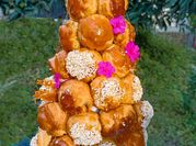 Una foto de profiteroles de pastelera