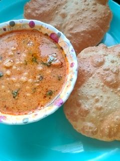 चनोली भटुरे (Chanoli Bhature Recipe In Marathi) रेसिपी चे मुख्य फोटो
