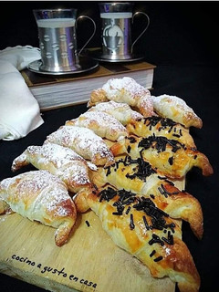 Una foto de Croissant rellenos de chocolate