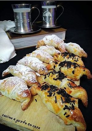 Una foto de Croissant rellenos de chocolate