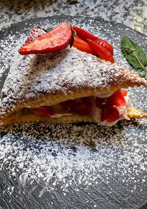 Une photo de 🍓Feuilleté 🍀fraises 🍓 dessert rapide🍃