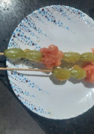 A picture of Watermelon and grapes tenghulu.