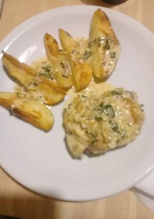 Una foto de Pollo al verdeo sin tacc con papas rápidas