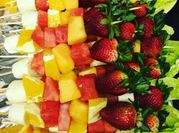 Una foto de brocheta de fruta fresca