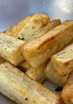 Una foto de Papas con albahaca o mejorana