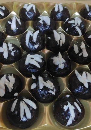 A picture of #ladoo chocolate & almond ladoos.