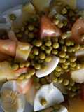 Salade de pommes de terre, petits pois et œufs durs