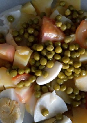 Une photo de Salade de pommes de terre, petits pois et œufs durs