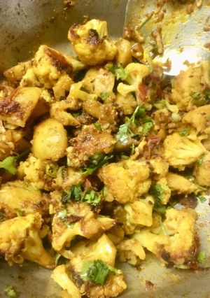 A picture of Aloo gobhi.