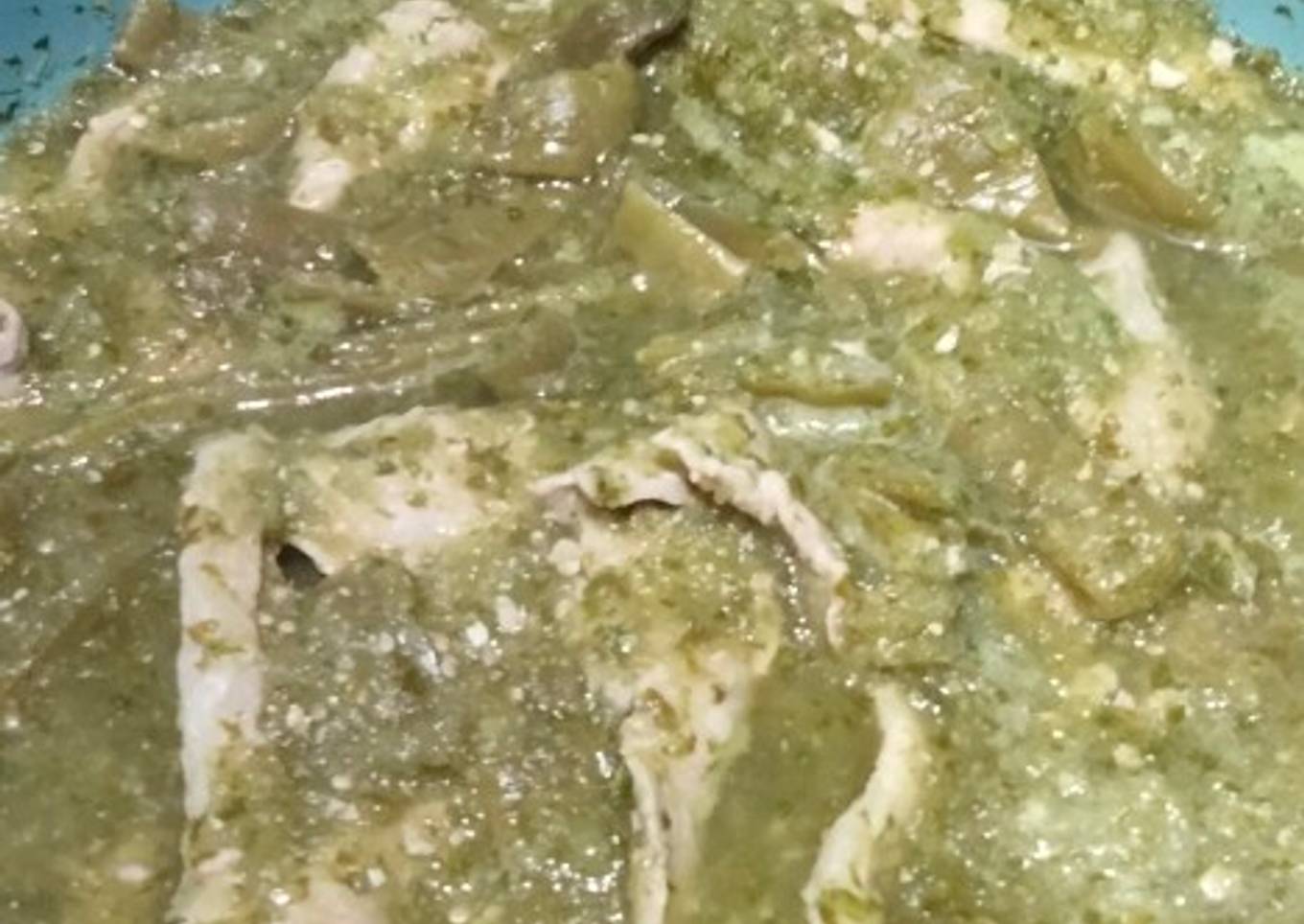 Bisteces de pierna en salsa verde con nopalitos