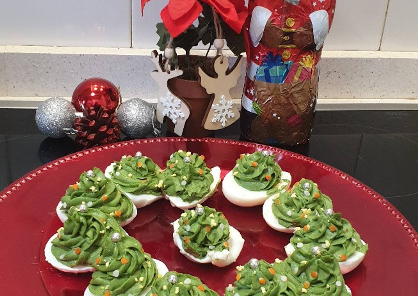 Huevos rellenos de Navidad