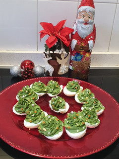 Una foto de Huevos rellenos de Navidad