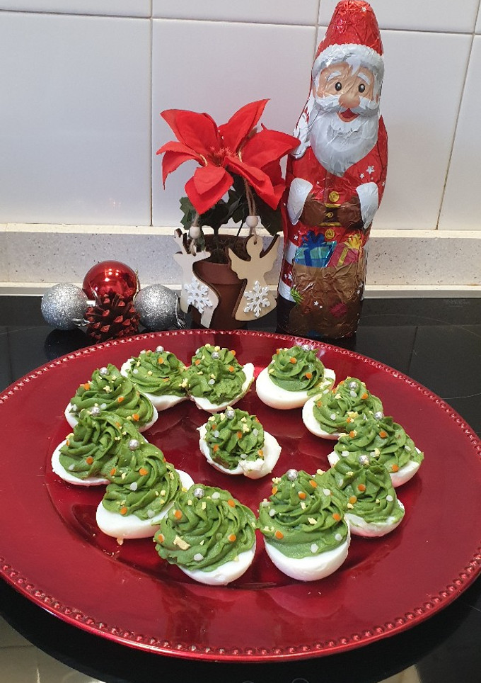 Una foto de Huevos rellenos de Navidad