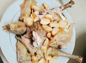 Hình của món Gà hấp tỏi.