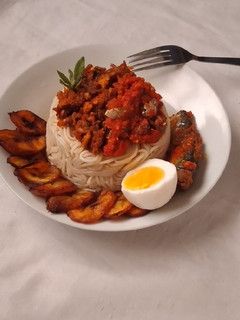 A picture of Spagetti with fish sauce.