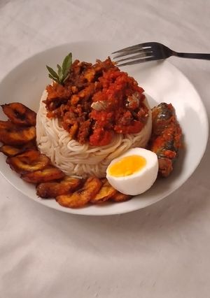 A picture of Spagetti with fish sauce.