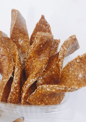 A picture of Groundnut cake a.k.a sisi pelebe).