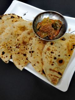 બિસ્કિટ ભાખરી (Biscuit Bhakhri Recipe In Gujarati) રેસીપી મુખ્ય ફોટો
